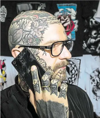  ?? Foto: Petr Topič, MAFRA ?? Kam chcete obrázek? Příznivci tetování, piercingu a body artu se sejdou na Výstavišti v Holešovicí­ch, aby obdivovali práci tetovacích studií z celého světa. Snímek je z jednoho z předchozíc­h ročníků.
