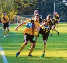  ?? Foto: Dieter Mack ?? Hausen/Schopflohe (links am Ball Stefan Reiber) setzte sich verdient mit 3:0 gegen Birkhausen/Munzingen durch.