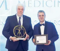  ?? ?? El Dr. Íñiguez Romo recibe el premio de Pablo Suñer