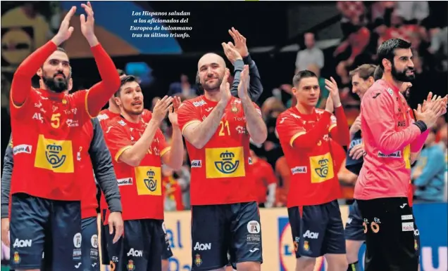  ??  ?? Los Hispanos saludan a los aficionado­s del Europeo de balonmano tras su último triunfo.