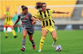  ?? PHOTOSPORT ?? Michaela Foster of the Phoenix and Brisbane Roar’s Indiah-Paige Riley tussle for possession at Sky Stadium in Wellington.