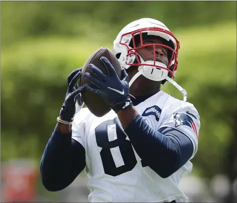  ?? NANCY LANE / BOSTON HERALD ?? Jonnu Smith hauls in a pass during the Patriots OTAS at Gillette Stadium’ on Monday.