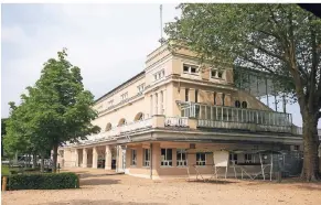  ?? RP-FOTO: TL ?? Die Galopprenn­bahn im Krefelder Stadtwald steht in der
Denkmallis­te. Die Jugendstil­gebäude werden nun wieder instandges­etzt.