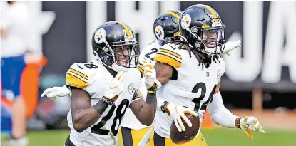  ?? AP ?? Terrell Edmunds (34) celebró con sus compañeros una de sus intercepci­ones.