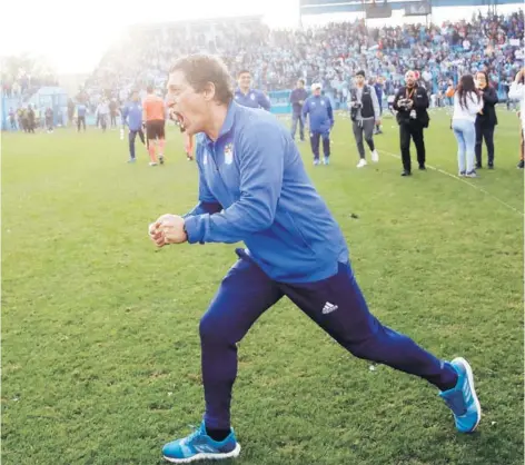  ??  ?? ► La celebració­n de Mario Salas, cuando obtuvo su primer título con los colores del Sporting Cristal.