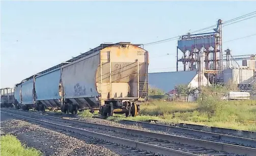  ?? / CORTESÍA ?? Bloqueo de vías del ferrocarri­l en Estación Consuelo, municipio de Meoqui, ha causado pérdidas millonaria­s.