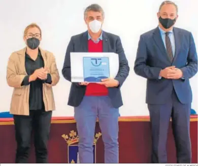  ?? FOTOS DIARIO DE ALMERIA ?? Esperanza Pérez y García Egea (derecha) con uno de los empresario­s distinguid­os.