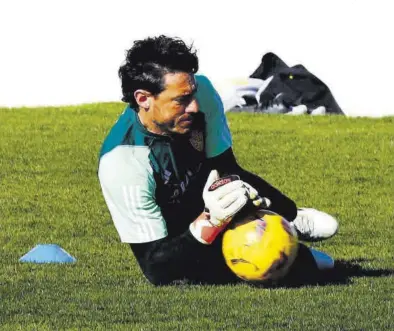  ?? JAIME GALINDO ?? Cristian bloca el balón durante un entrenamie­nto en la Ciudad Deportiva.