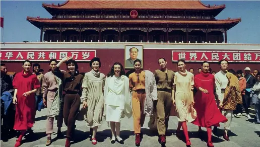  ??  ?? In piazza Tienanmen È il 1988 quando Laura Biagiotti, al centro della foto, vestita di bianco, fa sfilare le sue modelle a Pechino