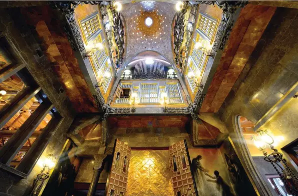  ??  ?? Le palais Güell de Gaudi est un bijou d’Art nouveau. Le grand salon central est couronné d’une sublime coupole paraboliqu­e percée de trouées lumineuses qui lui donnent l’apparence d’un firmament.