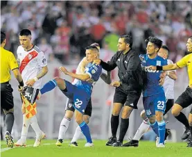  ?? JUANO TESONE ?? Se sacó. Centurión agrede de atrás a Pérez: roja a los dos.