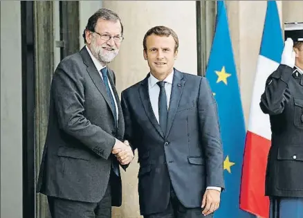  ?? YOAN VALAT / EFE ?? Respaldo. El presidente francés, Emmanuel Macron, trasladó ayer a Mariano Rajoy su admiración por la “dignidad” de la respuesta del pueblo español a los atentados del pasado 17 de agosto