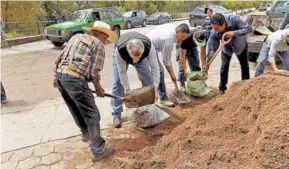  ??  ?? El alcalde apoyó en las labores de prevención. Colocaron un bordo con costales de arena.