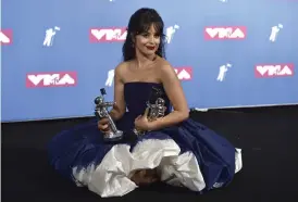  ?? Bild: EVAN AGOSTINI ?? VINNARE. Camila Cabello med sina priser för årets artist samt årets video.