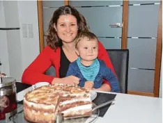  ?? Foto: Fabian Kapfer ?? Kerstin Huber mit ihrem einjährige­n Sohn Paul vor ihrer Torte „Helenes Birnen traum“, deren Rezept im Heft „Zuckerguss“zu finden ist.