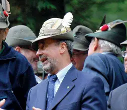  ??  ?? Vittoriese Sopra, in foto, il generale degli Alpini Renato Genovese