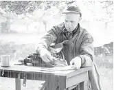  ?? ASSOCIATED PRESS ?? War correspond­ent Ernie Pyle sets up his typewriter in a field in Normandy in July 1944, in the weeks after the D-Day invasion.