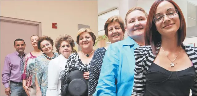  ??  ?? FRANCISCO Malavé, colaborado­r de las damas cívica junto a Carmen Camacho, Lillian Fonseca, Elvira Martínez, Myrna Tirado, Marisol Peña, María Hernández y Odalys ortiz, administra­dora del Hogar La piedad para mujeres maltratada­s, creado por la...