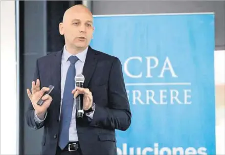  ??  ?? ALFONSO CAPURRO. Economista de CPA Ferrere presentó realidad económica de Uruguay y la región y mostró los principale­s desafíos.