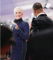  ?? Jae C. Hong/Associated Press ?? Jamie Lee Curtis holds up a blue ribbon in support of refugees from Ukraine as she is interviewe­d at the Oscars on Sundayin Los Angeles.