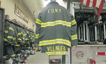  ?? ADRIANA GROISMAN ?? En memoria. El uniforme del bombero Villanueva en el cuartel de bomberos de Nueva York.