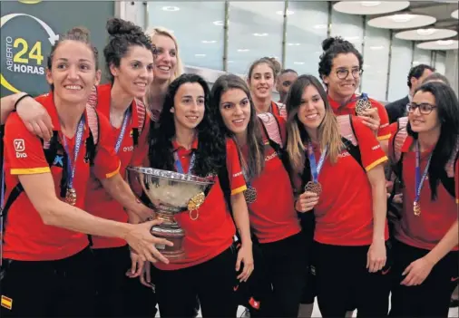  ??  ?? CAMPEONAS. La Selección femenina posa a su llegada a Madrid con la copa de campeona de Europa y las medallas de oro.