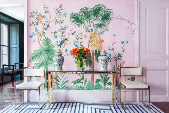  ??  ?? work of art The Amazonia wallpaper by De Gournay, created in collaborat­ion with Aquazzura