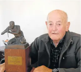  ?? Picture: BOB FORD ?? PROUD ACHIEVEMEN­T: Chappie Sparks with the Musgrave Award for South African Hunter of the Year, which he received in 1988