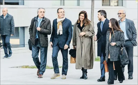  ?? DANI DUCH ?? Rosell acudió ayer a la Audiencia Nacional con su mujer Marta Pineda y los abogados Pau Molins, Andrés Maluenda y Cristina Rodríguez del Valle