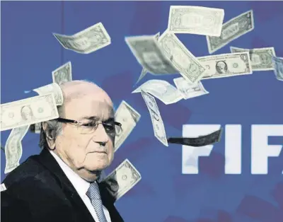  ?? F b i	  Coff ini / AFP ?? A Sepp Blatter, entonces presidente de la FIFA, le lanzaron dólares falsos como protesta en 2015