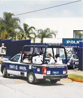  ??  ?? Los habitantes responsabi­lizan a los cuerpos policiacos.