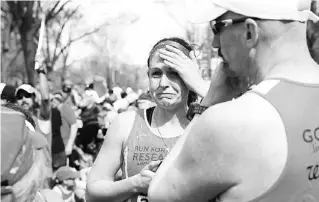  ??  ?? UNA ATLETA llora al enterarse en Kenmore Square de lo acontecido en la llegada.