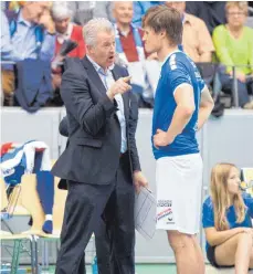  ?? FOTO: GÜNTER KRAM ?? Friedrichs­hafens Trainer Vital Heynen (links) gibt gerne zu, dass er zu seinem Zuspieler Jakub Janouch sehr streng ist. Der Coach meint aber nicht nur zu Recht, sondern auch: mit Erfolg.