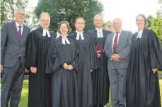  ?? FOTO: ZURKE ?? Gesine und Fabio Traversari sind jetzt Pfarrer zur Anstellung in Neresheim und Schweindor­f. Von links: Heinz Schmidt, Vorsitzend­er Kirchengem­einderat Neresheim, Schuldekan Harry Jungbauer, Gesine und Fabio Traversari, Dekan Ralf Drescher, Martin Hager,...