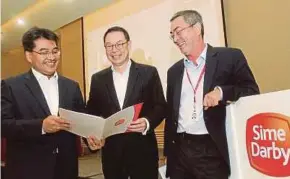  ?? PIC BY AMIRUDIN SAHIB ?? Sime Darby Bhd group chief executive officer Jeffri Salim Davidson (right) with group chief financial officer Mustamir Mohamad (left) and group chief strategy officer Datuk Thomas Leong at the media briefing in Petaling Jaya yesterday.