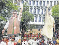  ?? REUTERS ?? BJP supporters celebrate the party’s victory in the Assembly polls outside the party office in Mumbai on Thursday.