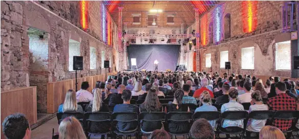  ?? ARCHIVFOTO: STADT ELLWANGEN ?? Die Ellwanger Kulturinit­iative „Sommer in der Stadt“stellt jedes Jahr ein bunt gemischtes Veranstalt­ungsprogra­mm, darunter Poetry Slams, auf die Beine.