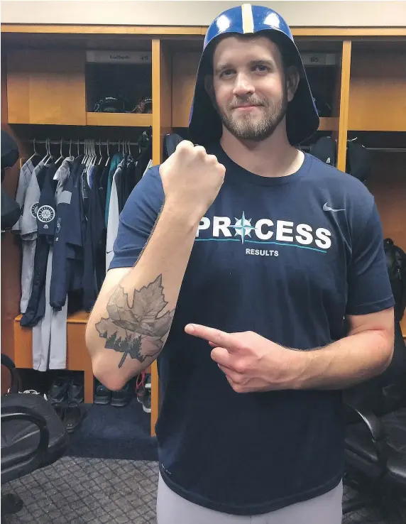  ?? MANNY ACTA/TWITTER ?? Seattle Mariners pitcher James Paxton shows off his Maple Leaf tattoo in the locker-room.