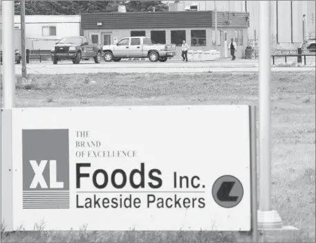  ?? The Canadian Press/files ?? Security personnel continue to patrol the XL Foods cattle processing plant in Brooks. The plant will play host to the U.S. Department of Agricultur­e Oct. 22 when the USDA’s once-every-three-years audit of Canadian plants was previously scheduled to...