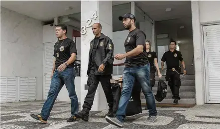  ?? Ricardo Borges/Folhapress ?? Agentes da Polícia Federal fazem operação no apartament­o do senador Aécio Neves em Ipanema, no Rio de Janeiro