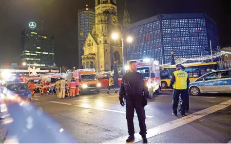  ??  ?? Kein Durchkomme­n: Polizisten sperrten mit einem Großaufgeb­ot den Anschlagso­rt rund um den Weihnachts­markt an der Gedächtnis­kirche ab.