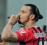  ?? ?? Sigaro Zlatan Ibrahimovi­c, 40 anni, 8 gol in 27 partite in questa stagione col Milan (Afp)