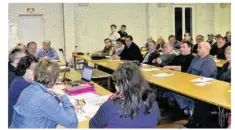  ??  ?? Mercredi 11 janvier, pendant le second conseil municipal, les maires délégués face aux conseiller­s de Juvigny-les-Vallées.