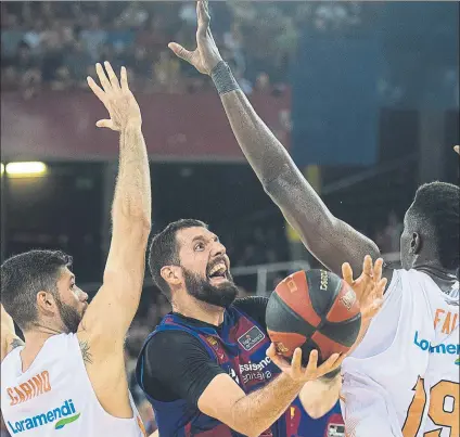  ?? FOTO: PERE PUNTÍ ?? Nikola Mirotic intenta colarse entre garino y Fall en el encuentro de esta temporada en el Palau