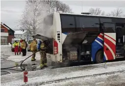  ?? FOTO: VARDEN-TIPSER ?? BRANN: Bussjåføre­n fikk alle passasjere­r kjapt ut av bussen da den begynte å brenne torsdag.