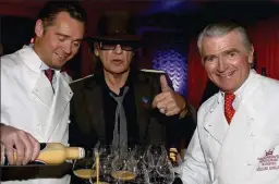  ??  ?? Daumen hoch: Udo Lindenberg schwirrt gern ins „Fischereih­afen“-Restaurant. Klar, dass man da die Vorlieben der Gäste kennt (hier: Eierlikör).