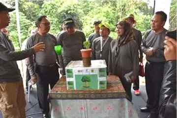  ??  ?? (From left) UPM Bintulu Campus’ University Agricultur­e Park and Developmen­t director Dr Ong Kian Huat, DoE deputy director-general Ismail Ithnin, Jack, Morris, BDA general manager Rodziah Morshidi, and DoE Sarawak director Mohd Hidzir Bakar gather at...