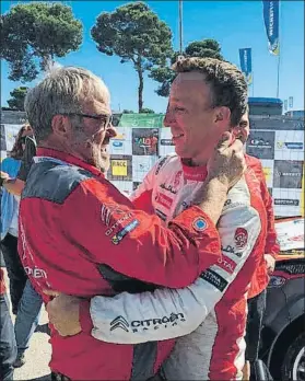  ?? FOTO: F. MARCHI ?? Meeke (a la derecha) al llegar a la asistencia tras ganar el Rally Catalunya 2017