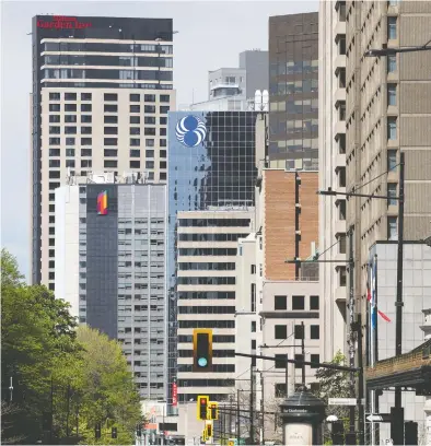  ?? ALLEN MCINNIS / POSTMEDIA NEWS ?? Sherbrooke Street West, looking east from near de la Montagne in Montreal, where office vacancy rates reached a
pandemic-induced high. Now there are signs more businesses are looking to return to their downtown locations.