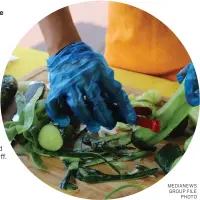  ?? MEDIANEWS GROUP FILE PHOTO ?? At right: A pair of hands cuts cucumbers for a healthy recipe demonstrat­ion.